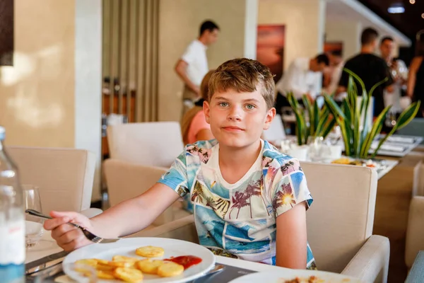 Uroczy Chłopiec Jedzący Śniadanie Restauracji Kurortowej Happy Dziecko Szkoły Jedzenie — Zdjęcie stockowe