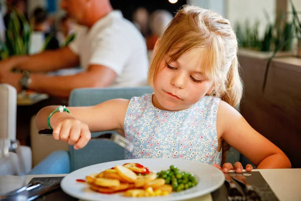 Şirin Küçük Kız Restoranda Kahvaltı Yapıyor Sabahları Sağlıklı Yemek Sebze — Stok fotoğraf
