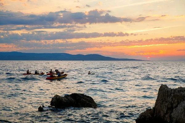 カヤックで夕日の海でカヤックを漕いでいます カヤック カヌー パドリング 無限の地平線と信じられないほどの泡立つ波と素晴らしいビーチの夕日 — ストック写真