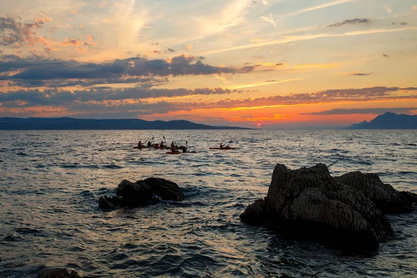 カヤックで夕日の海でカヤックを漕いでいます カヤック カヌー パドリング 無限の地平線と信じられないほどの泡立つ波と素晴らしいビーチの夕日 — ストック写真