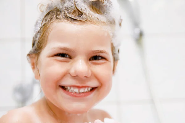 Симпатичный Ребенок Пеной Шампуня Пузырьками Волосах Принимающих Ванну Портрет Счастливой — стоковое фото