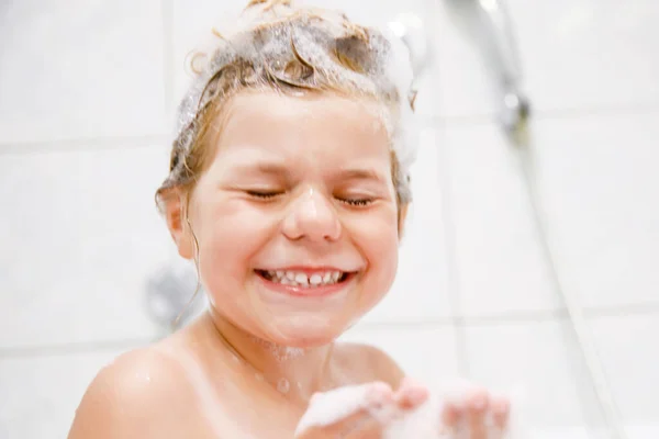 귀여운아이 미취학 소녀의 생개념에 미소짓는 머리를 씻는다 — 스톡 사진
