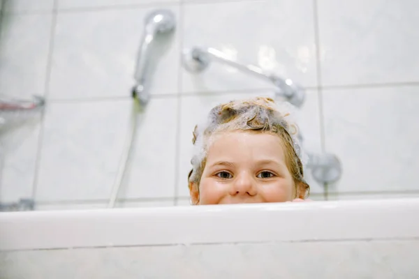 Nettes Kind Mit Shampoo Schaum Und Blasen Auf Haarwaschbad Porträt — Stockfoto