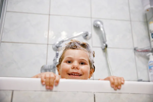 Schattig Kind Met Shampoo Schuim Belletjes Het Haar Nemen Bad — Stockfoto