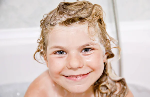Criança Bonito Com Espuma Xampu Bolhas Cabelo Tomando Banho Retrato — Fotografia de Stock