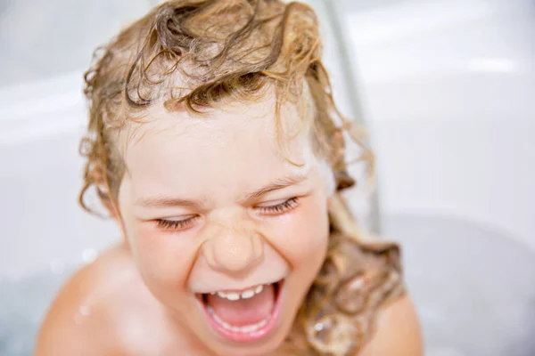 Enfant Mignon Avec Mousse Shampooing Bulles Sur Les Cheveux Prenant — Photo