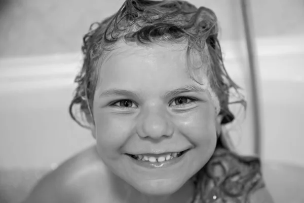 可爱的孩子与洗发水泡沫和泡沫的头发洗澡 快乐微笑的幼儿女童保健与卫生观念的写照 自己洗头 — 图库照片