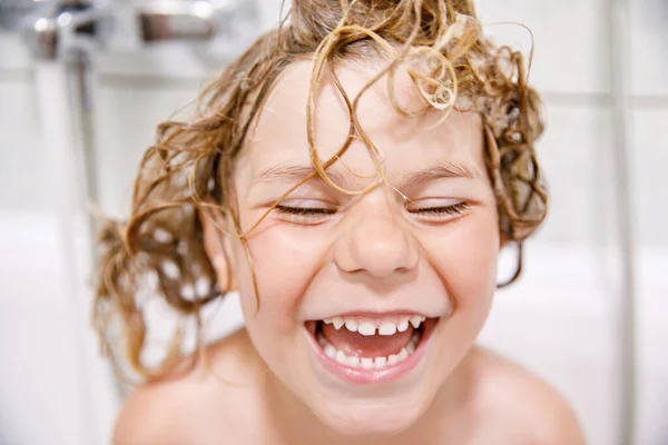 シャンプーフォームと泡が髪を入浴でかわいい子 幸せな笑顔の就学前の女の子の健康管理と衛生の概念の肖像 髪を一人で洗う — ストック写真