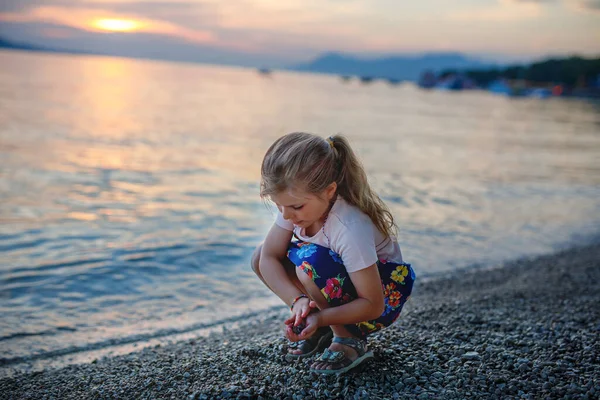 小女孩在美丽的海滩上散步 孩子们喜欢在日落前在海滨玩耍 夏季与子女的家庭假期 — 图库照片