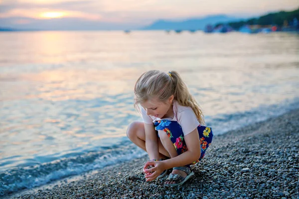 Holčička Kráčí Krásné Mořské Pláži Šťastné Předškolní Dítě Hrát Západu — Stock fotografie