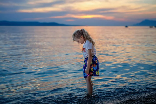 Holčička Kráčí Krásné Mořské Pláži Šťastné Předškolní Dítě Hrát Západu — Stock fotografie