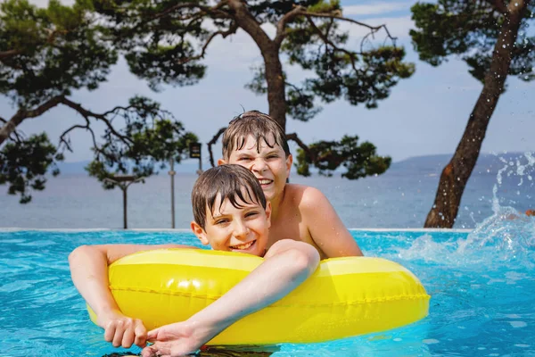 Dos Niños Divierten Anillos Goma Inflables Piscina Aire Libre Vacaciones — Foto de Stock