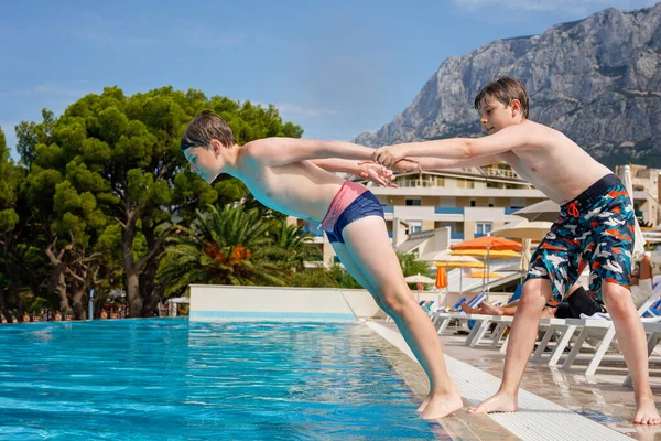 Dos Niños Divierten Piscina Aire Libre Vacaciones Verano Fin Semana — Foto de Stock