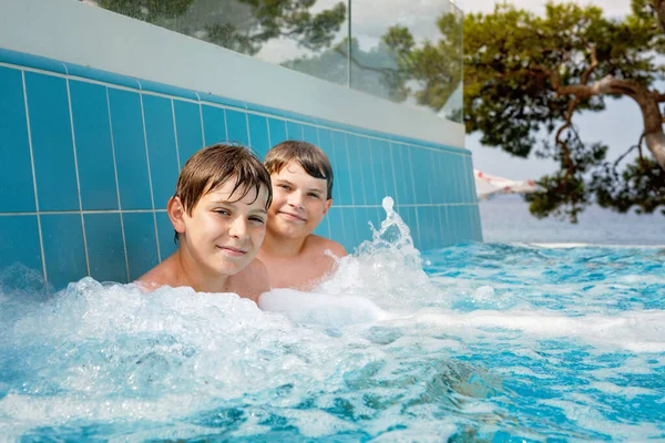 Dos Niños Divierten Piscina Aire Libre Vacaciones Verano Fin Semana — Foto de Stock