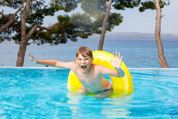 Havalı Okul Çocuğu Açık Havuzda Şişme Lastik Çemberde Eğleniyor Yaz — Stok fotoğraf