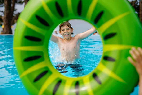 Havalı Okul Çocuğu Açık Havuzda Şişme Lastik Çemberde Eğleniyor Yaz — Stok fotoğraf
