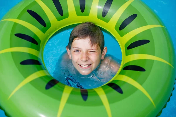 Cool Školní Kluk Baví Nafukovací Gumový Kruh Venkovním Bazénu Letní — Stock fotografie