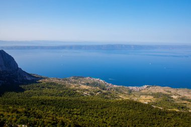 Hırvatistan 'ın Makarska Riviera kentinde güneşli yaz gününde manzara