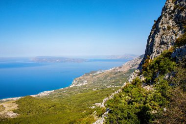 Hırvatistan 'ın Makarska Riviera kentinde güneşli yaz gününde manzara