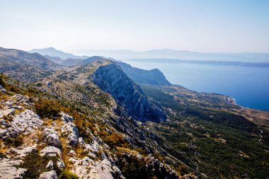 Hırvatistan 'ın Makarska Riviera kentinde güneşli yaz gününde manzara