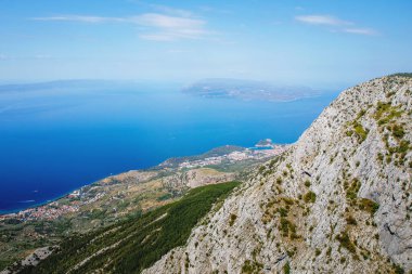 Hırvatistan 'ın Makarska Riviera kentinde güneşli yaz gününde manzara