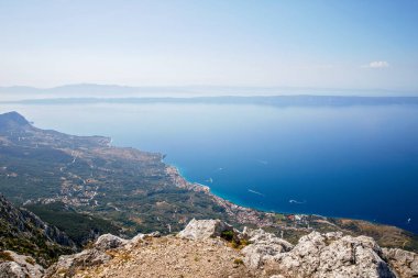 Hırvatistan 'ın Makarska Riviera kentinde güneşli yaz gününde manzara