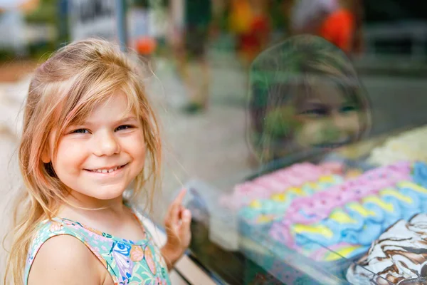 Happy Preschool Girl Choosing Buying Ice Cream Outdoor Stand Cafe — Stock Photo, Image