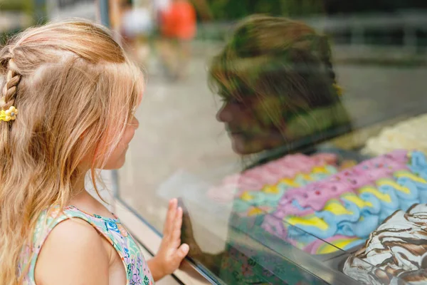 快乐的学龄前女孩在户外看台咖啡店挑选和购买冰淇淋 可爱的孩子看着不同种类的冰淇淋 家人度假时的甜夏季甜点 夏天的时间 — 图库照片