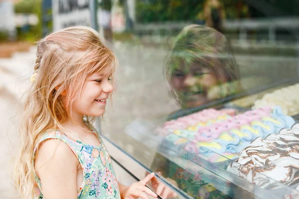 屋外のスタンドカフェでアイスクリームを選んで購入する幸せな就学前の女の子 かわいい子供のアイスクリームのさまざまな種類を見て 家族の休暇で甘い夏のデザート — ストック写真