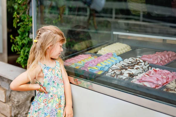 Счастливая Дошкольница Выбирает Покупает Мороженое Кафе Открытом Воздухе Симпатичный Ребенок — стоковое фото