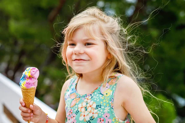 Bonne Fille Préscolaire Manger Crème Glacée Colorée Dans Cône Gaufre — Photo