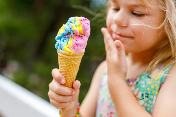 Feliz Niña Preescolar Comiendo Helado Colorido Cono Gofre Día Soleado —  Fotos de Stock