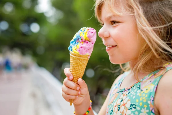 Feliz Niña Preescolar Comiendo Helado Colorido Cono Gofre Día Soleado — Foto de Stock