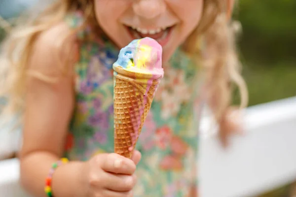 Szczęśliwa Przedszkolanka Jedząca Kolorowe Lody Stożku Słoneczny Letni Dzień Małe — Zdjęcie stockowe