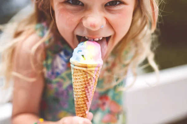 Счастливая Дошкольница Солнечный Летний День Ест Разноцветное Мороженое Конусе Маленький — стоковое фото