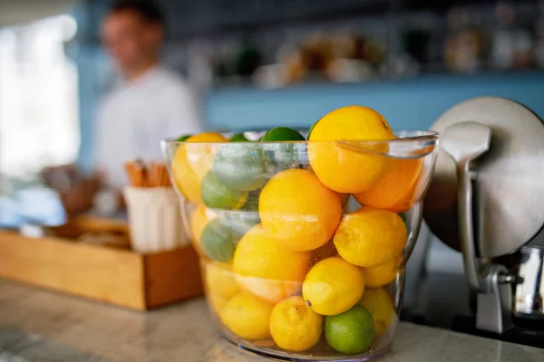 夏のカフェやバーでカクテルを準備するための新鮮なレモンとライム — ストック写真