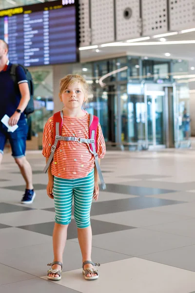 Ένα Κοριτσάκι Προσχολικής Ηλικίας Στο Αεροδρόμιο Ευτυχισμένο Παιδί Που Πάει — Φωτογραφία Αρχείου