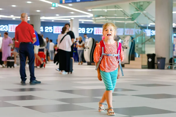Kleines Vorschulmädchen Flughafenterminal Glückliches Kind Das Mit Dem Flugzeug Den — Stockfoto