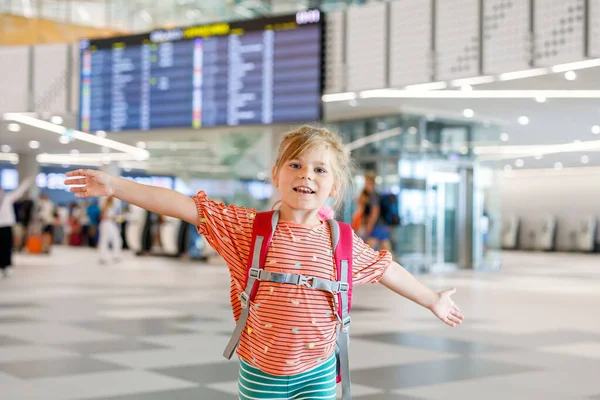 Dziewczynka Przedszkola Lotnisku Szczęśliwe Dziecko Wakacjach Samolotem Uśmiechnięty Dzieciak Paszportem — Zdjęcie stockowe