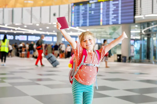 Una Niña Preescolar Terminal Del Aeropuerto Feliz Niño Que Vacaciones —  Fotos de Stock
