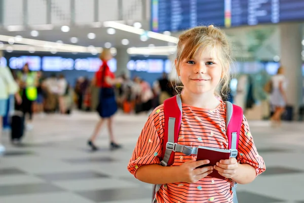 Una Niña Preescolar Terminal Del Aeropuerto Feliz Niño Que Vacaciones —  Fotos de Stock