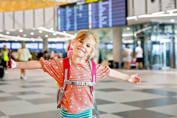 Little Preschool Girl Airport Terminal Happy Child Going Vacations Airplane — Stock Photo, Image