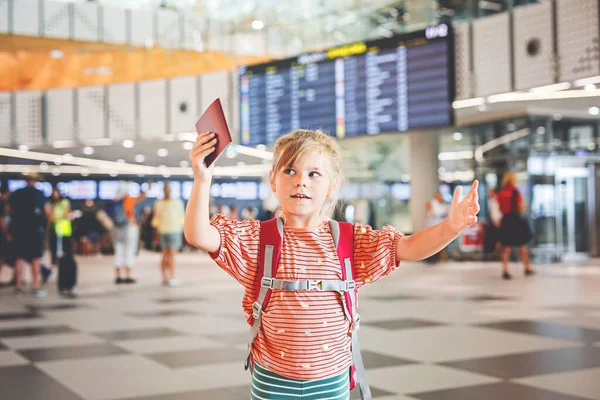 Uma Menina Pré Escolar Terminal Aeroporto Criança Feliz Indo Férias — Fotografia de Stock