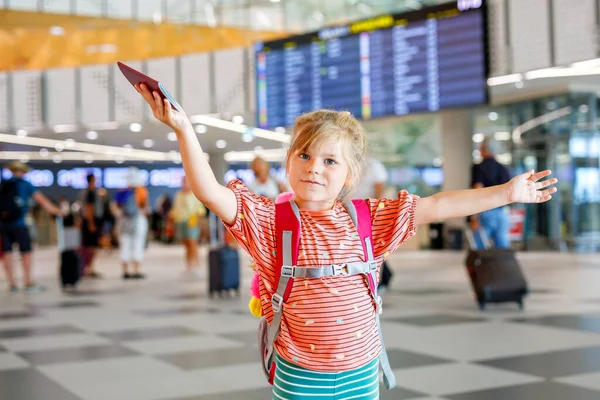 Una Niña Preescolar Terminal Del Aeropuerto Feliz Niño Que Vacaciones — Foto de Stock