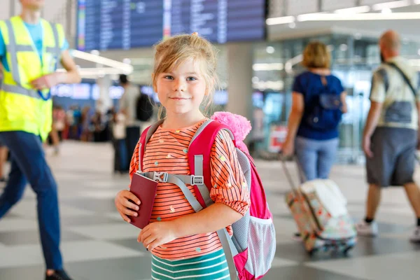 Una Bambina Dell Asilo Terminal Dell Aeroporto Bambino Felice Che — Foto Stock