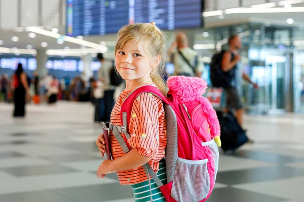 Маленька Дівчинка Дошкільня Терміналі Аеропорту Щаслива Дитина Їде Відпустку Літаком — стокове фото