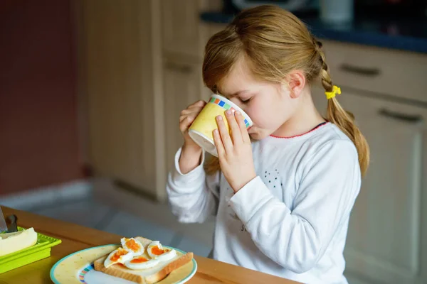 Mała Uśmiechnięta Dziewczynka Śniadanie Domu Dziecko Wieku Przedszkolnym Jedzące Kanapki — Zdjęcie stockowe