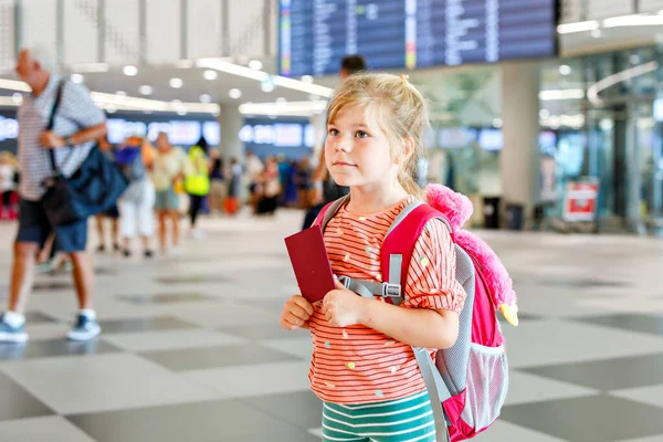 Liten Förskoleflicka Flygplatsterminalen Glada Barn Åker Semester Med Flygplan Leende Royaltyfria Stockfoton