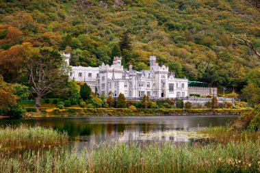 Connemara, County Galway, İrlanda, Avrupa su yansımaları ile Kylemore Abbey. Benedictine manastırı 1920 yılında Kylemore Kalesi'nin arazisinde kurulmuştur. Mainistir na Coille Moire.