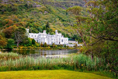 Connemara, County Galway, İrlanda, Avrupa su yansımaları ile Kylemore Abbey. Benedictine manastırı 1920 yılında Kylemore Kalesi'nin arazisinde kurulmuştur. Mainistir na Coille Moire.